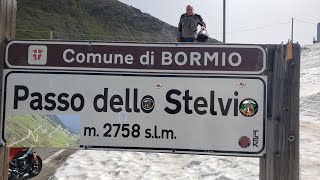2024 Tour || Stelvio part 1 - The Best Pass in the World? || CBR1100XX
Welcome to my 2024 tour vlogs. Switzerland and Italy. Taking in a few Alpine passes.
Today is the day Ive been waiting for. The Stelvio Pass. World famous, legendary the stuff that biking dreams are made of. I got a bit giddy.
#alpinepass
#biketour #swissalps #italianalps #2024tour #cbr1100xx #hondablackbird
#stelvio #stelviopass #passodellostelvio #topgear
Facebook.....https://www.facebook.com/LordBilious
Instagram....https://www.instagram.com/lord_bilious/
My Bikes....
2003 Honda CBR1100XX
Suzuki GSXR750K3
1995 Honda XR250R (Japanese Import)
My Gear.....
Helmets.
Shoei GT-Air. ONeal SRS.
Boots.
Alpinestars SMX Plus. TCX S-Race. ONeal RSX boots.
Gloves.
Alpinestars GP Pro. Alpinestars SP5. Richa Arctic. Alpinestars Shore
Leathers.
RST RSport Jacket. RST Trousers. BKS Tiger1-piece suit.
Textiles.
Held Uncover jacket. Held Icano trousers.
Off-Road gear.
Alpinestars MX pants. Old Eurostyle textile jacket. Bolt body armour shirt.
Cameras.
Drift Ghost XL PRO
GoPro 9
Drift Ghost HD
GoProhero3
Mobile phone camera 2024 Tour || Stelvio part 1 - The Best Pass in the World? || CBR1100XX