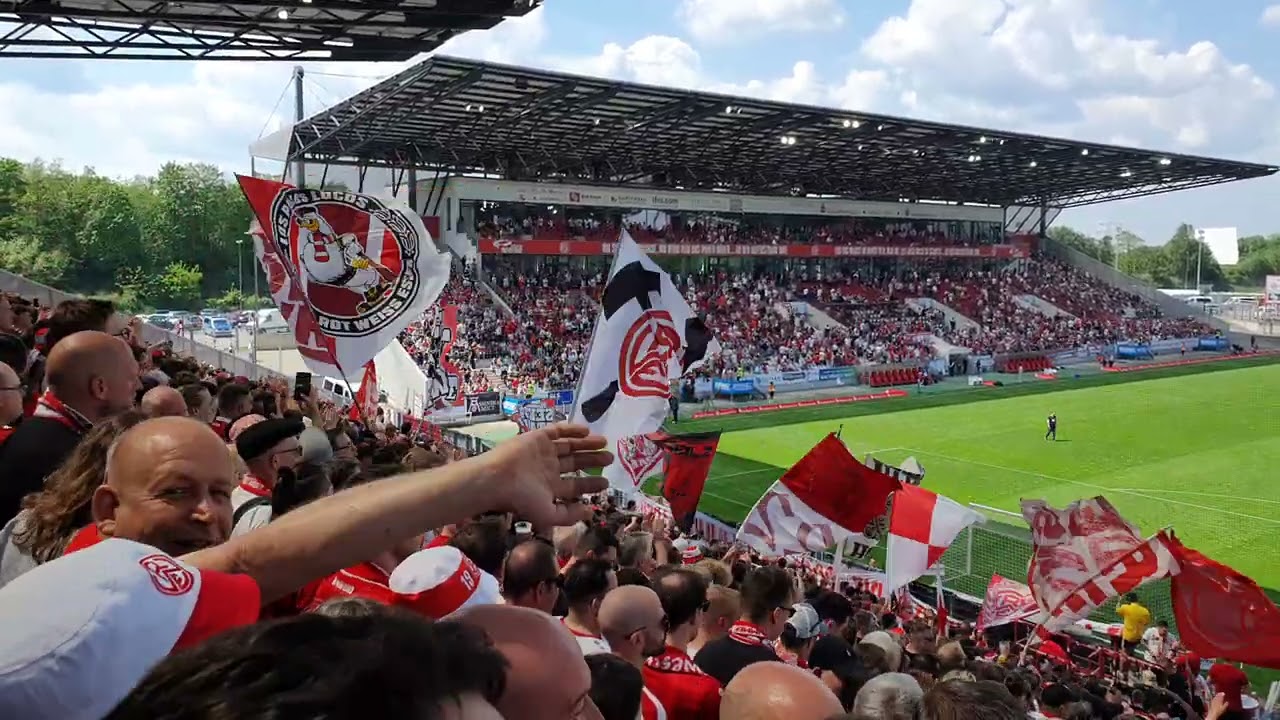 Rot Weiss Essen vs TSV 1860 München: RWE Lied 