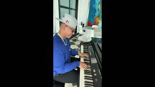 Daddy Yankee tocando Definitivamente