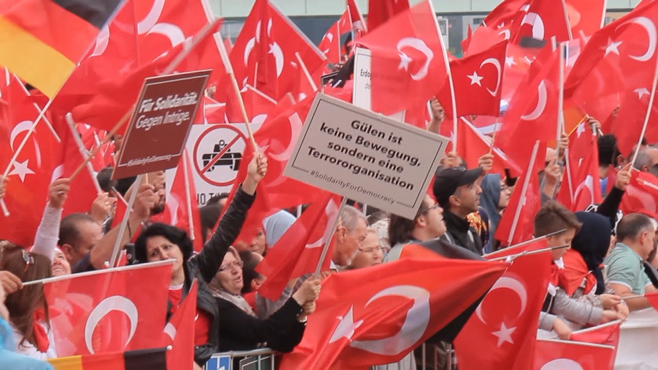 Für Erdogan auf die Straße! Junge Türkeistämmige zu #koeln3107