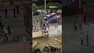 ÔNIBUS DO FLAMENGO ACABA DE CHEGAR AO MARACANÃ PARA CONFRONTO DECISIVO CONTRA O CRUZEIRO