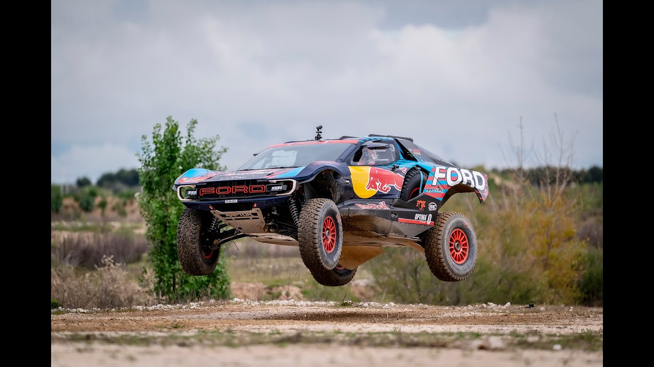 Carlos Sainz con su coche del Dakar explora el futuro circuito MadRing