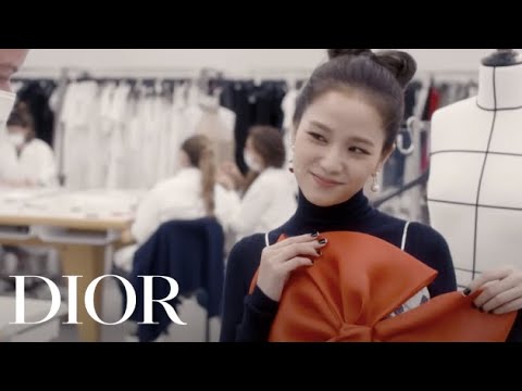 Video: La ropa de Dior no solo se usa, sino que también se lee