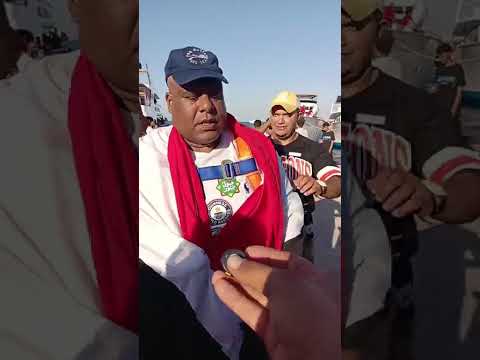 شاهد أشرف كابونجا الرجل الخارق يسحب بأسنانه مركبين وزنهما أكثر من 1000 طن على شواطئ الغردقة