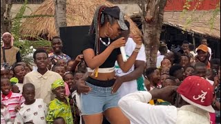 Adidja Queen Amwagia Fan Wake Mahuno,Mahaba Kwenye Stage