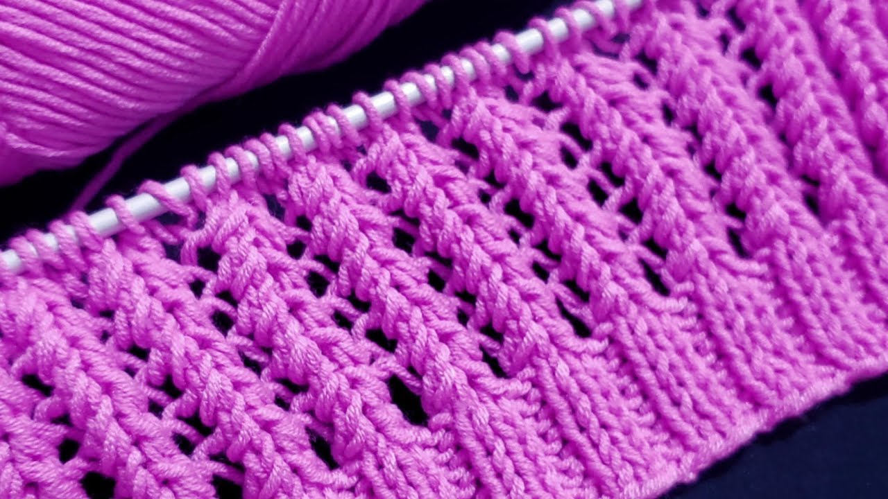 Con solo dos vueltas puedes tejer este lindo calado,  está super fácil el punto tejido a palitos