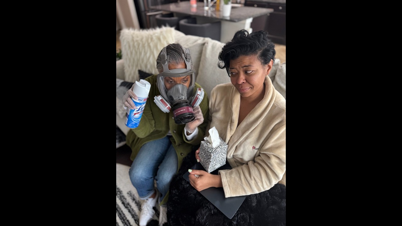 Когда Ролонда заходит к Наташе в противогазе!!