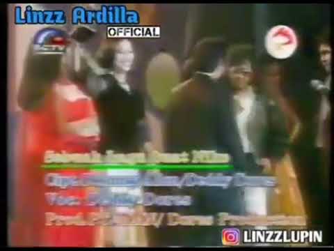 Nike Ardilla menerima penghargaan Musik HDX Awards 1994 di Balai Sarbini,Jakarta 20 Januari 1995