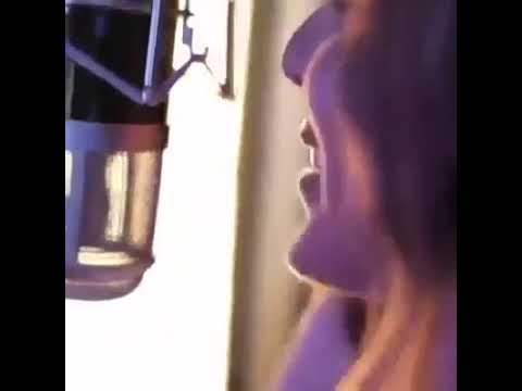 بهواك انا وبدوب انا وعشانك عمرى ياعمرى انا 