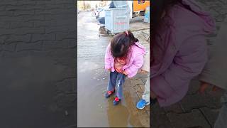 Liza Kunduraın Içi Çorapların Suyla Dolacak Sırılsıklam Olacaksın Bak Çık Suyun Içinden Çabuk