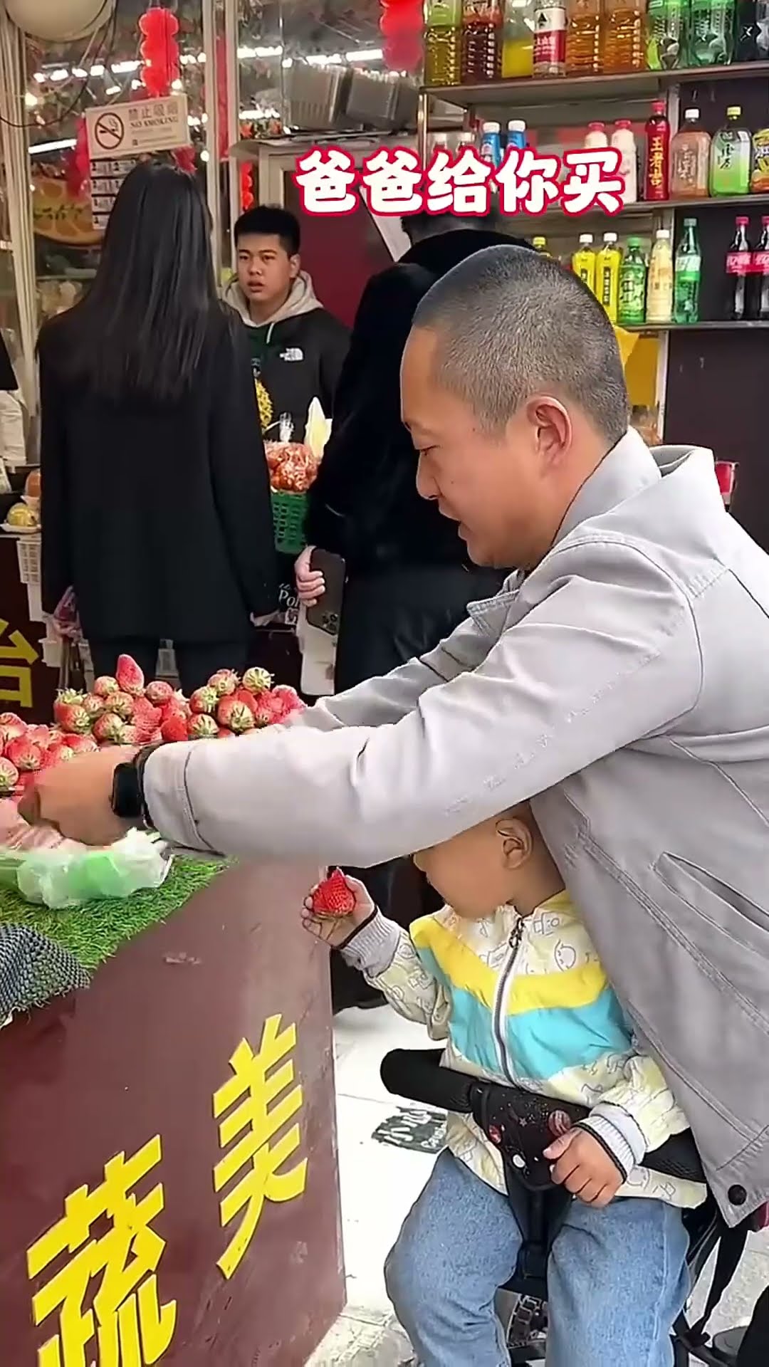 一眼看不到就吃上了，爸爸赶紧给你买#Cute baby#Cute#呆萌小米宝#聪明宝宝#萌娃#整蛊#测试