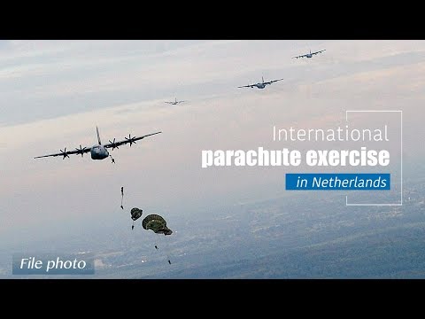Live: International parachute exercise in Netherlands 多国跳伞演练在荷兰举行