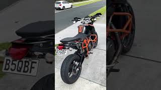 Ktm Duke 690 with Competition Werkes exhaust. Startup