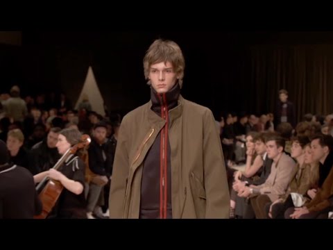 Modellen Martin går modeshow for Burberry - De smukke drenge