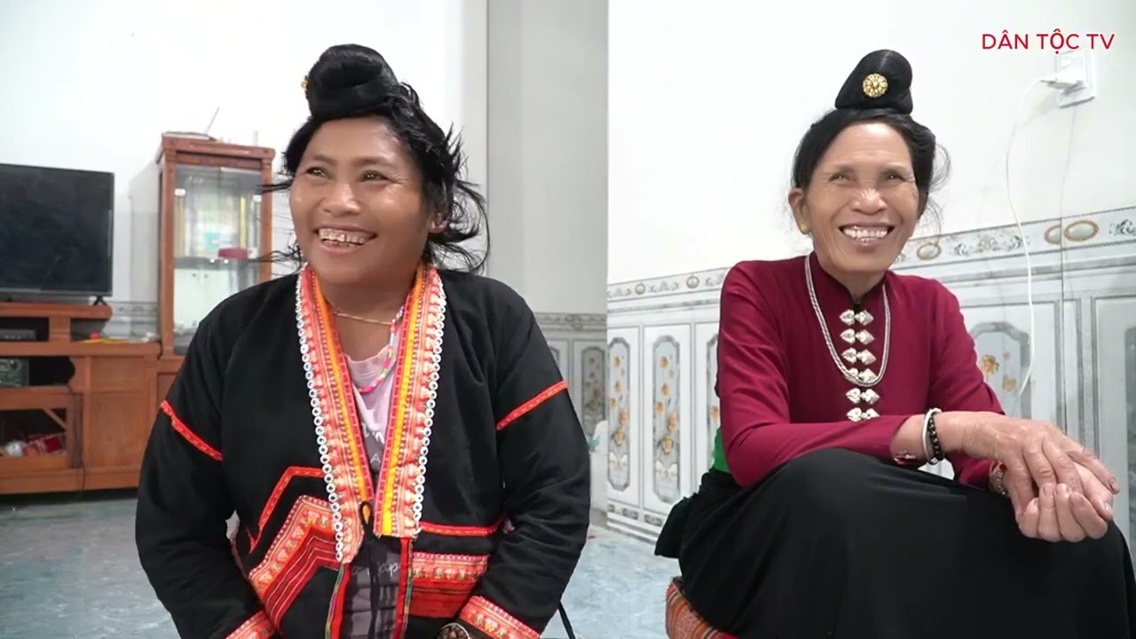 Chị chơ hát cùng bà biêng 