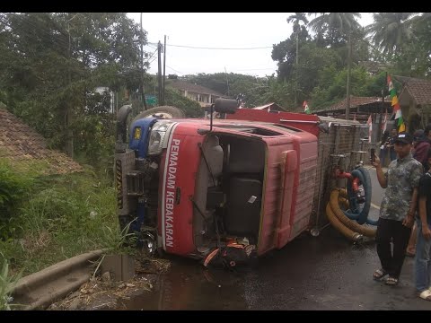 Mobil Damkar BPBD-PK Terguling Saat Hendak ke Lokasi Kebakaran | Liputan...