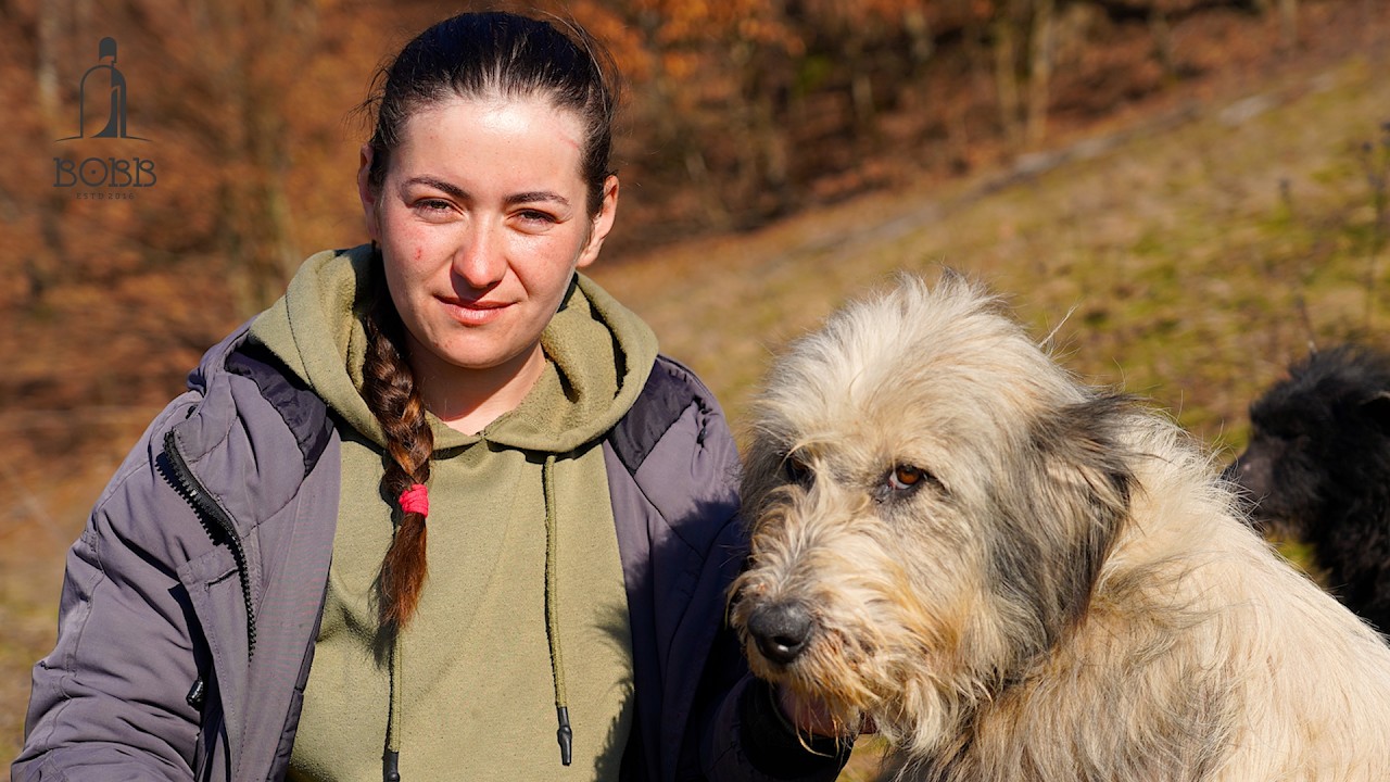 Ciobănița Ramona crește oi împreună cu familia | 40 de capre | 3 lupi au încercat sǎ intre la oi