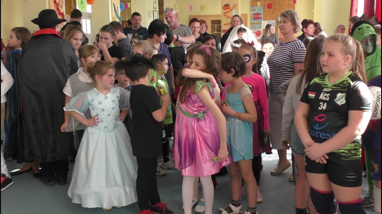 Farsangi ünnepség a pénzásási iskolában Ácson