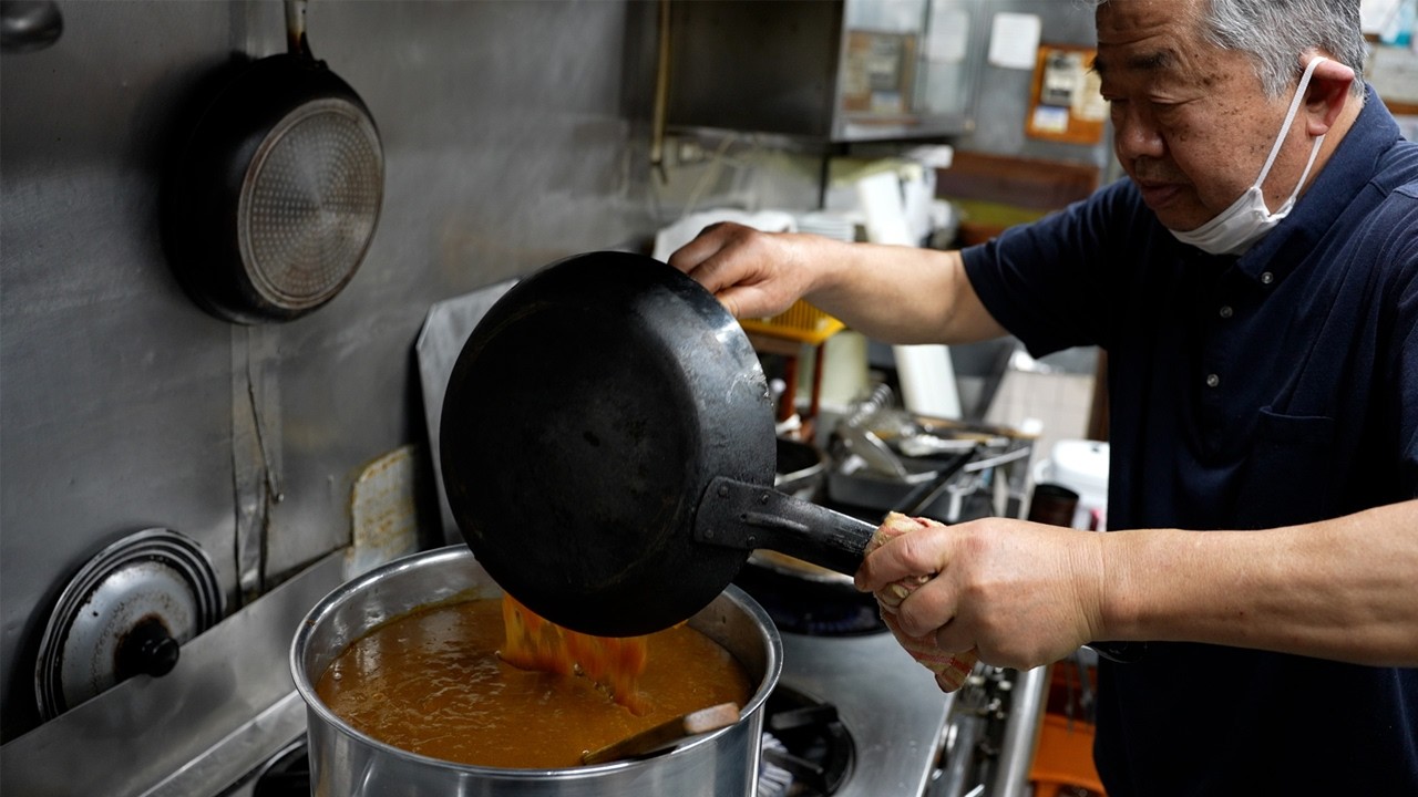マスターが長年研究した秘伝のカレーに客が唸る!木更津の有名喫茶店「ラビン」の1日に密着！