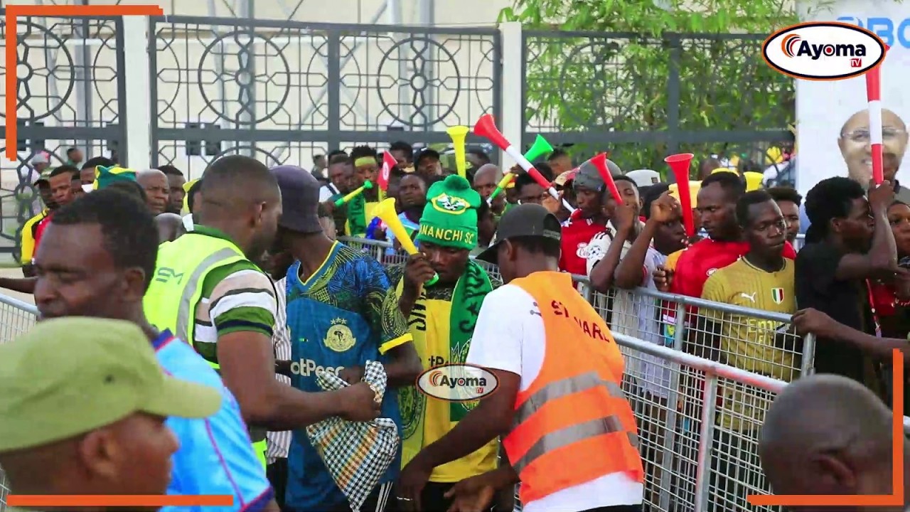 KUTOKA ZANZIBAR: NJE YA UWANJA WA AMAAN HAKUNA PA KUKANYAGA/ TAZAMA NYOMI LA WANAOINGIA UWANJANI.