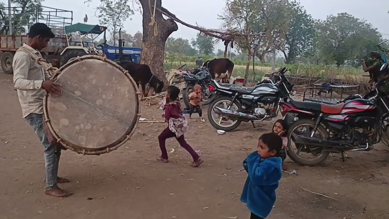 करते धौलपुर बढ़ावा फेमस ढोल