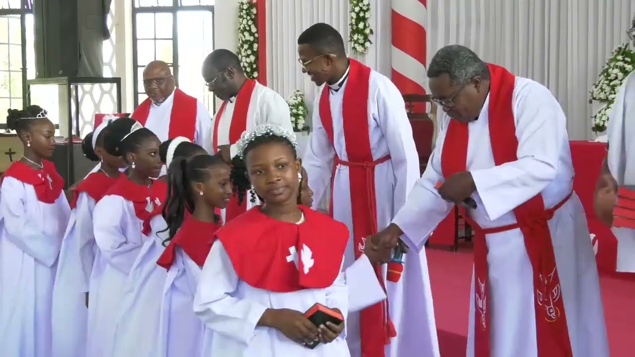 Watoto wakipewa zawazi ya kiroho  baada ya kumaliza Kipaimara  KKKT Mapinga bagamoyo 2025