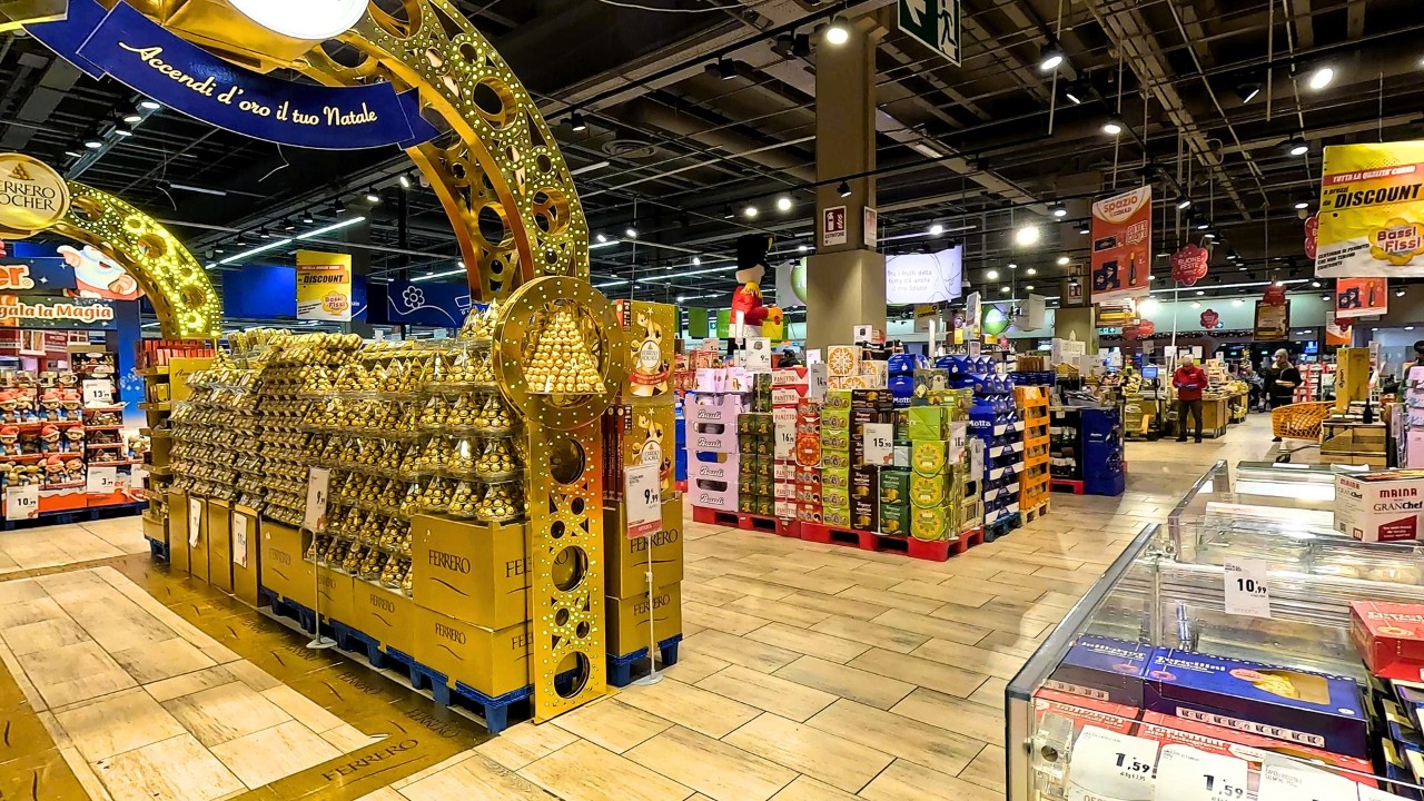 Italian SUPERMARKET Walking Tour 4K 🎄 Christmas Food & Prices 🇮🇹