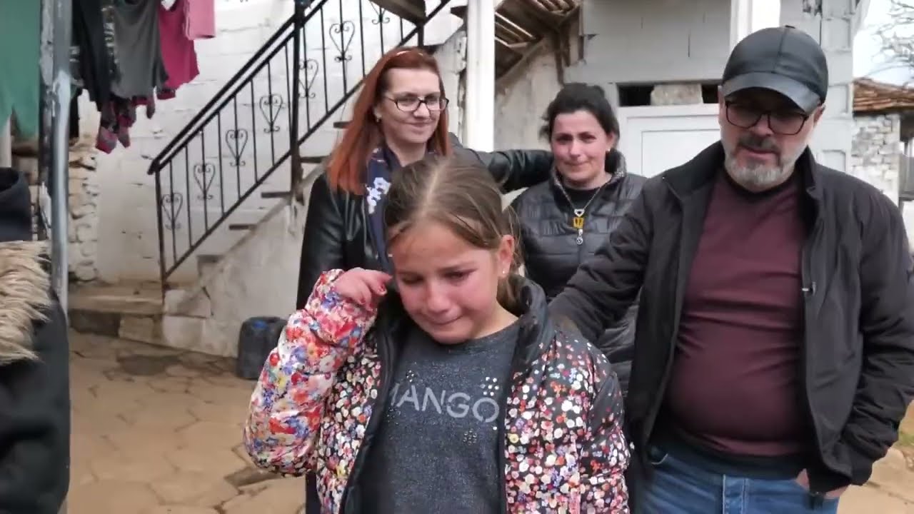 4 jetimet ne Kukes perpara se te ikin drejt nje surprize ndalojne ne varrin e babait te tyre