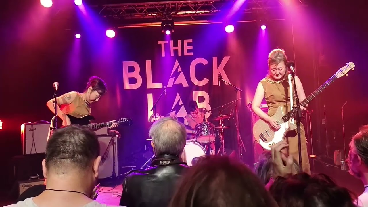 The 5,6,7,8's - I'm Blue - Road Runner (Live au Black Lab de Wasquehal, le 17/10/2025)