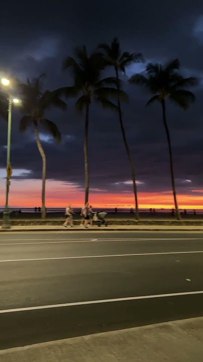 Beautiful Hawaiian Sunset during our Waikiki Walking Tour 🥰#tour #tourism #travel #waikiki #paseo