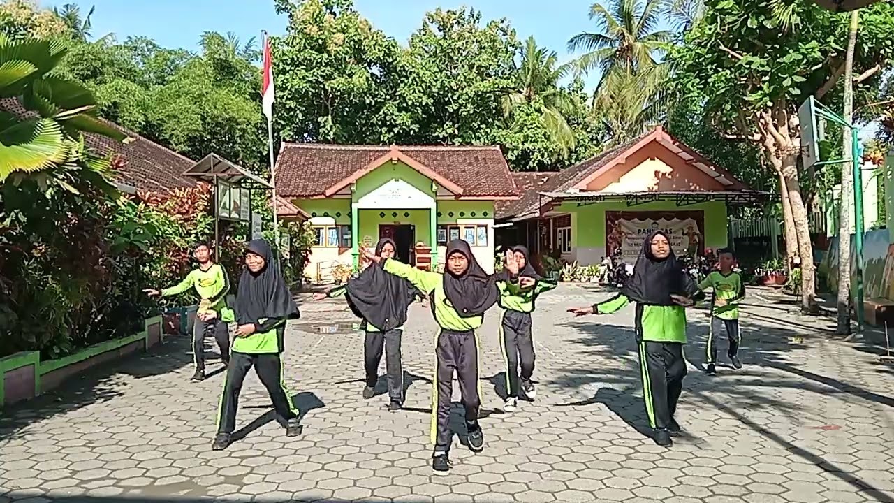 Keren...Gerak berirama manuk dadali kreasi kelompok Nisa dkk, kl 5 Sdura