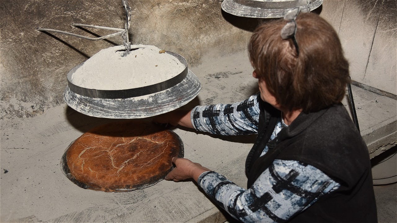 Priprema domaćeg kruha ispod peke