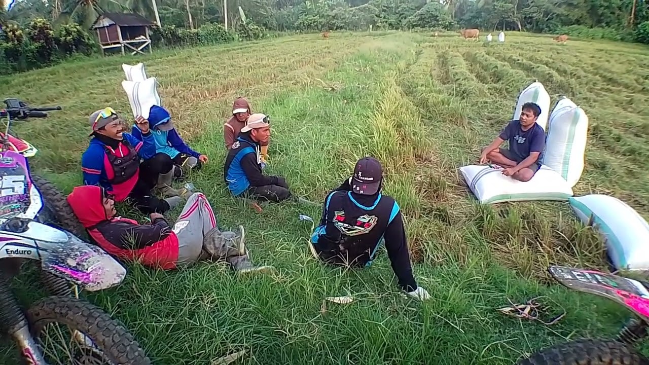 Karna lelah atau cape joki motor taksi gabah atau padi lagi istirahat 