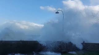 Pleine mer Saint-Malo Mardi 9 Avril 2024 lors de la tempête Pierrick - Huge Waves - Storm