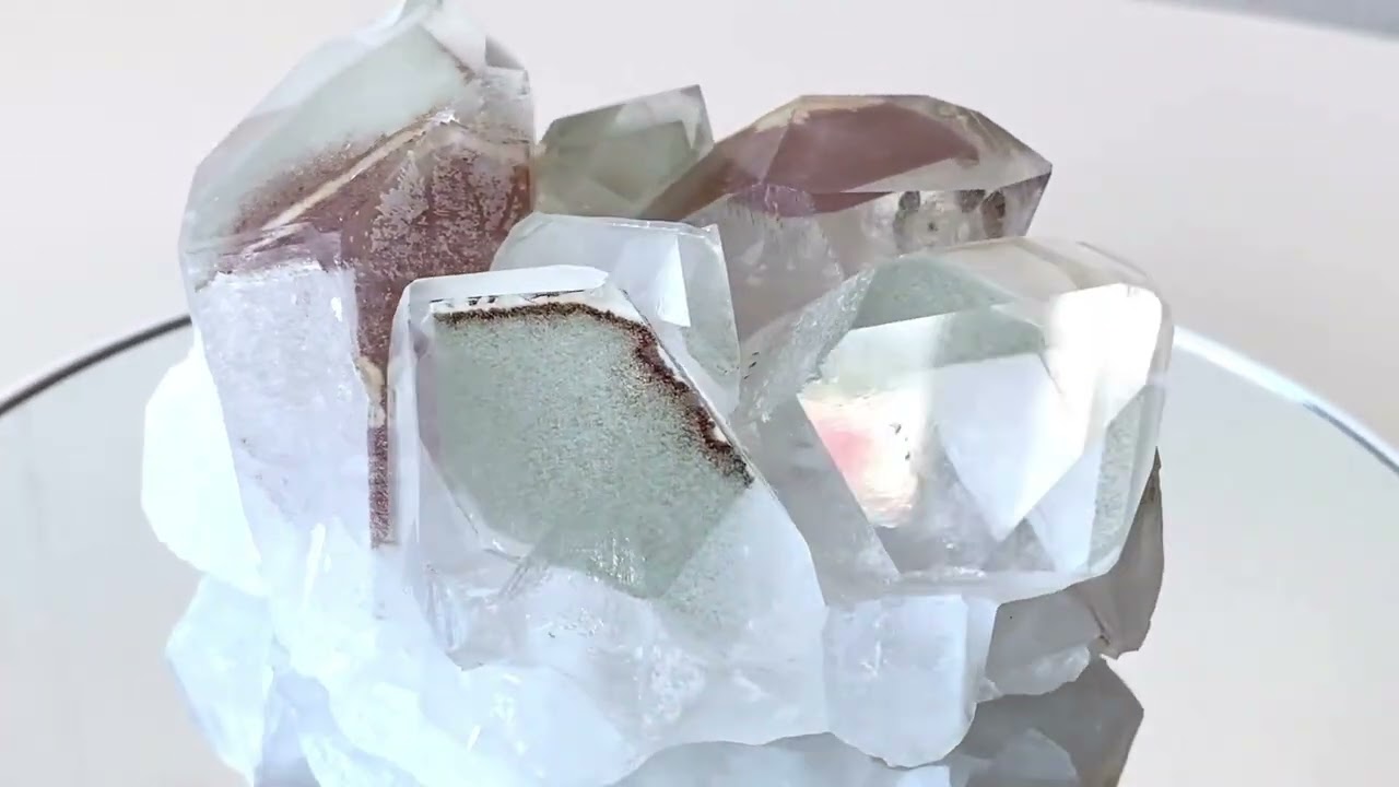 GC0173 トリカラーファントムクォーツ クラスター - YouTube