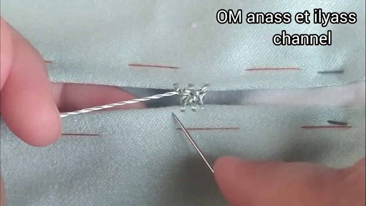 ملاقية خفيفة وسهلة غير بغرزة وحدة خدميها على طول البياسة و حتى فنص طوق وبطريقة مبسطة وكتجي أنيقة