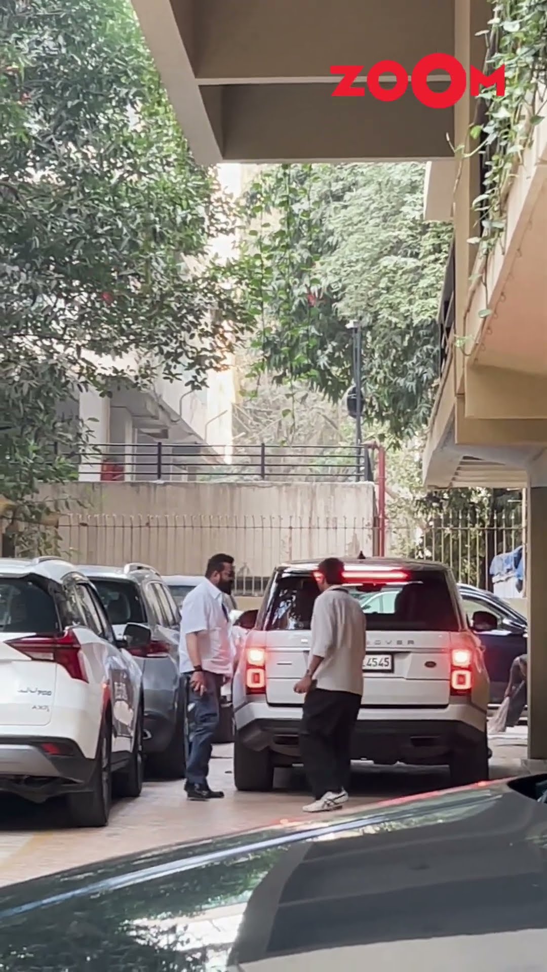 Sanjay Dutt ARRIVES at Karisma Kapoor's house after Saif's stabbing incident #shorts