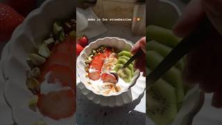 Strawberry Kiwi Yogurt Bowl 🍓🥝 #strawberryseason #summerbreakfast #healthyrecipes