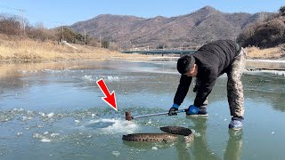 이런 단순한 도구로 대물이 잡혀올라오네요! 전통어로 얼음치기를 맛보다!