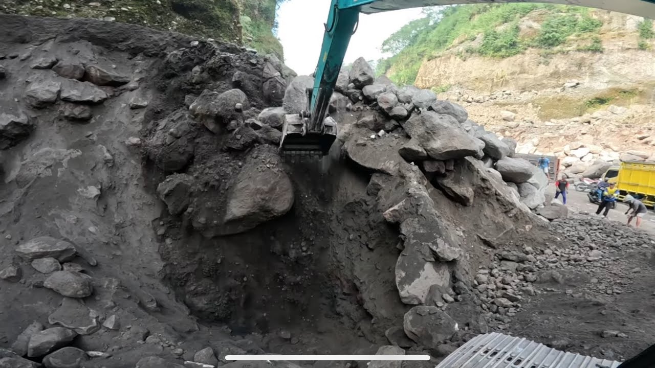 Hoconstruction Inside Rocks Dismantle piles of large rocks to dig out the sand inside - YouTube