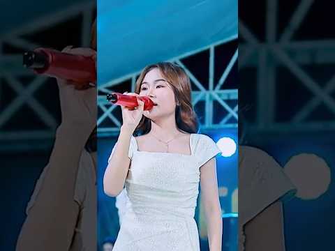 Kudengar alunan lagu bersenandung rindu melodi cinta yang menggebu || Aulia Nirwana