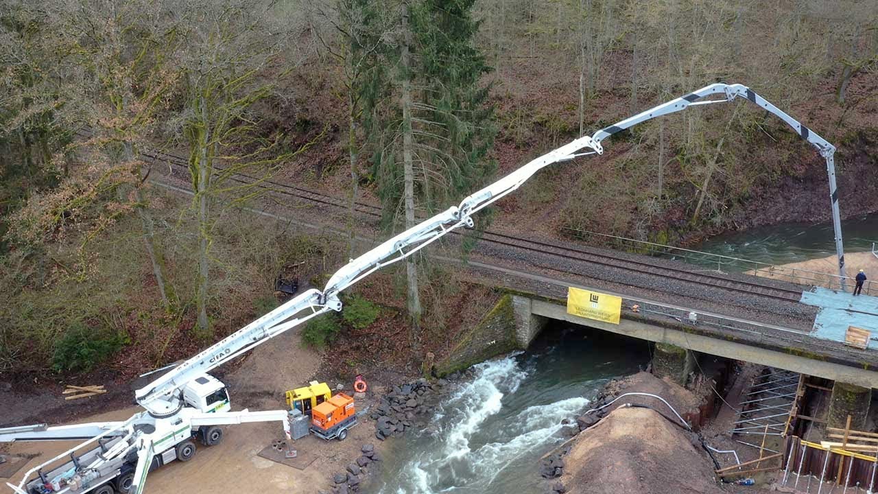 WIEDERAUFBAU EIFELSTRECKE: Betonpumpe mit 64 Meter langem Ausleger im Einsatz
