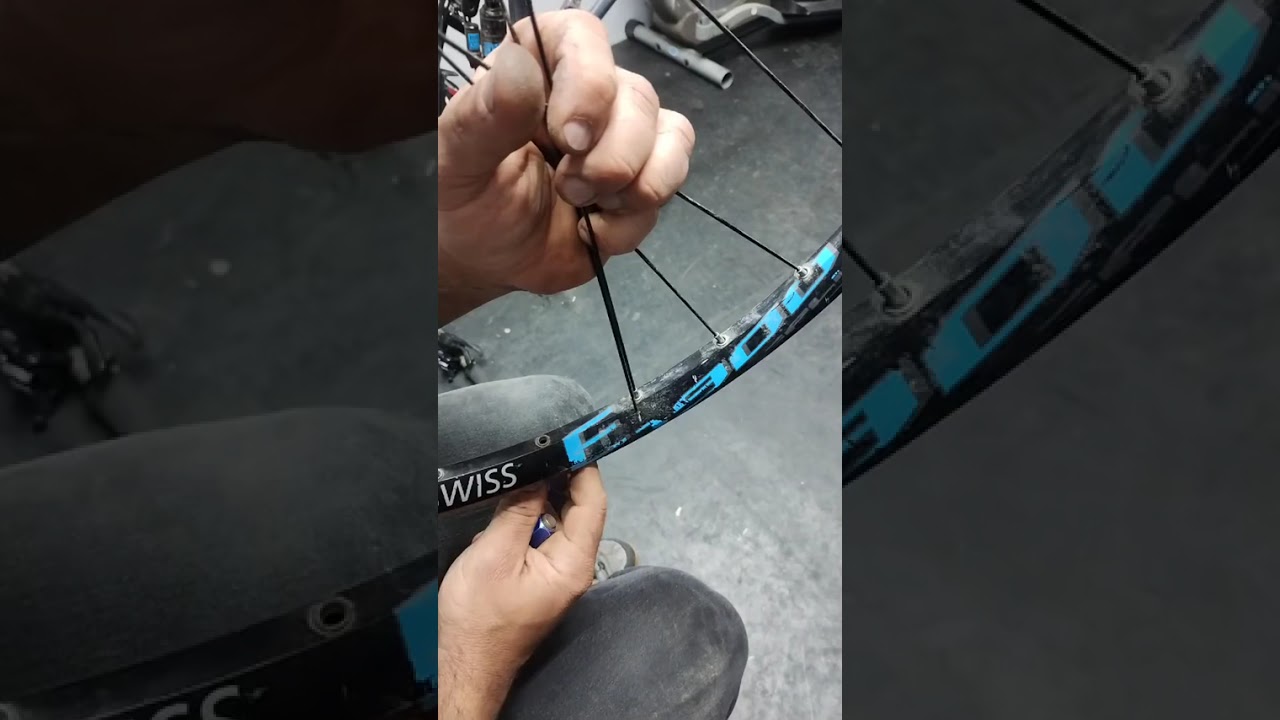 Poniendo un radio sin quitar la cinta tubeless 