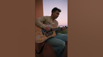 Thumbnail of Jvli suona alla chitarra "Balorda Nostalgia", con finale a sorpreso (c'entra un certo Olly)