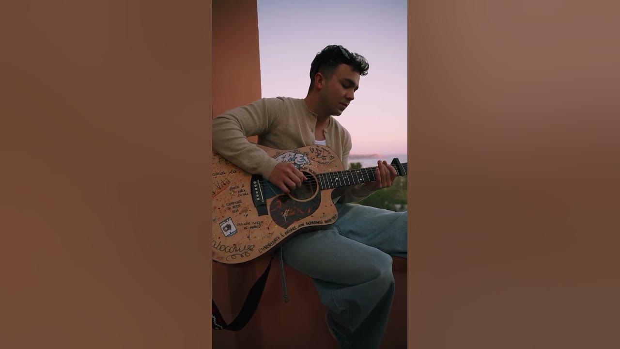 Jvli suona alla chitarra "Balorda Nostalgia", con finale a sorpreso (c'entra un certo Olly)