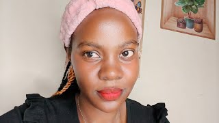 Stylo zo kwezina ezitandikilwamu nga onatusa omukazi kuntiko 