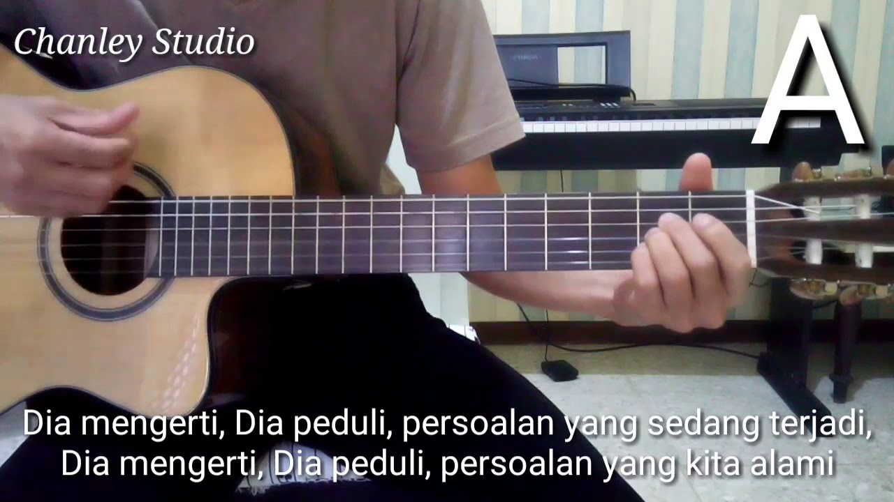 belajar gitar (Dia mengerti Dia Peduli) - YouTube