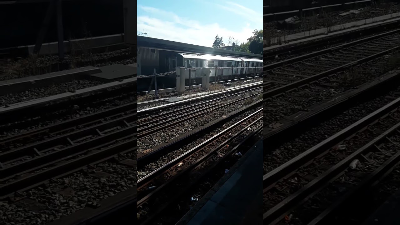 Little MTA 5 Train Action At Baychester Avenue