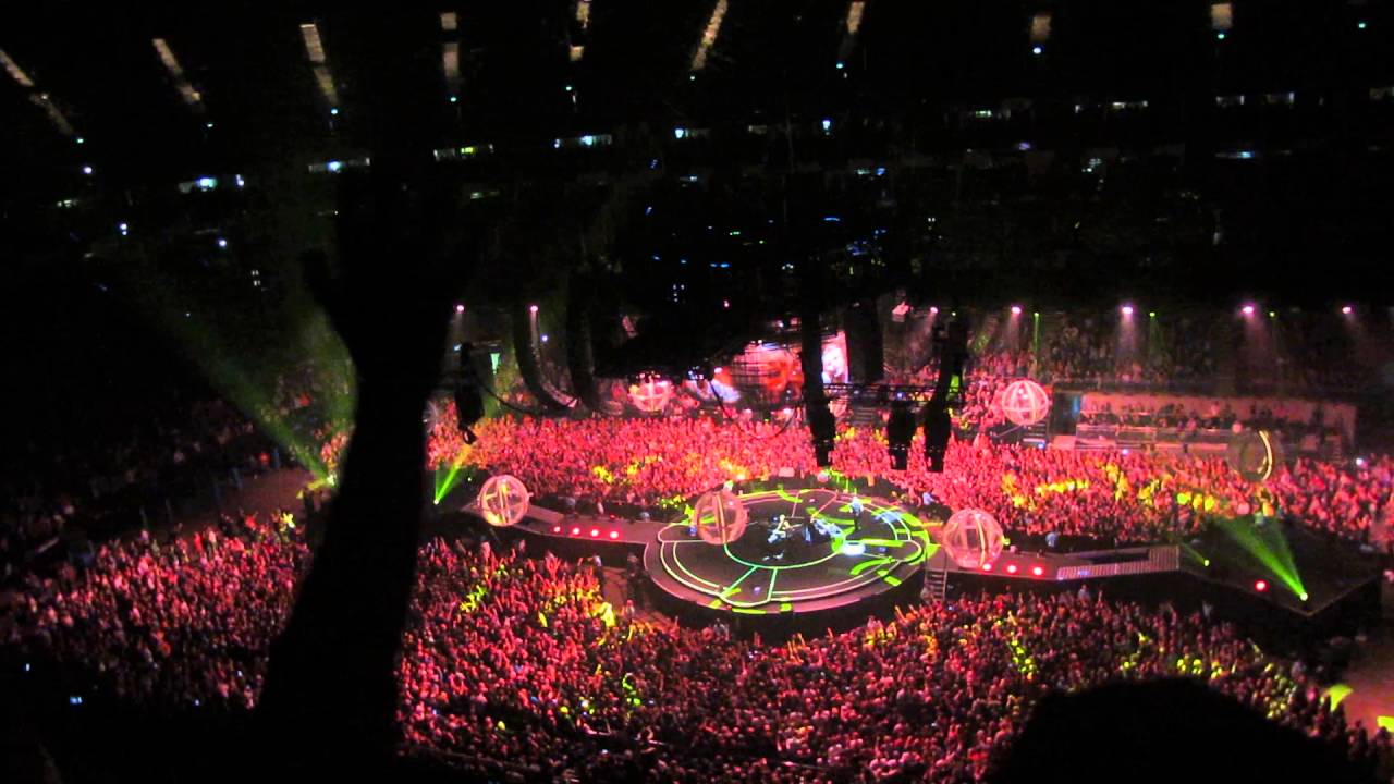 MUSE- STARLIGHT (O2 ARENA, LONDON, 12-04-16) - YouTube