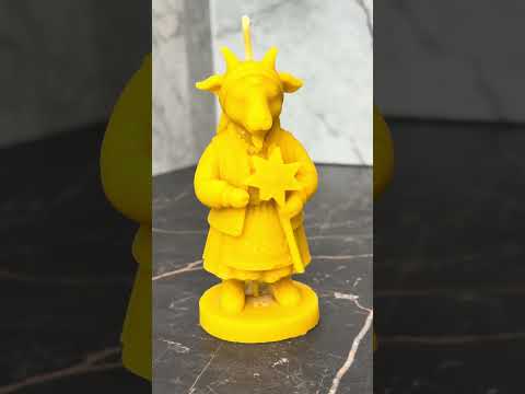 Фігурна свічка Різдвяна коза з зіркою з натурального бджолиного воску етно святкова свічка ручної роботи 13 см, видео 1